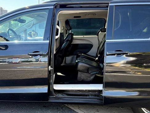 Used 2022 Chrysler Pacifica Touring-L FWD image 25