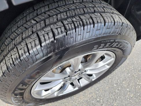 Used 2020 Jeep Cherokee Latitude Plus w/ Cold Weather Group AWD/4WD image 40