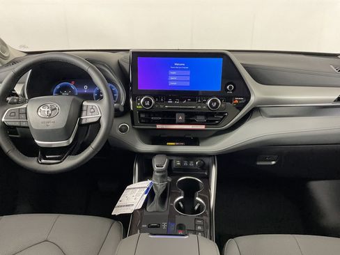 New 2026 Toyota Highlander Platinum AWD/4WD image 16
