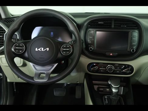 Used 2025 Kia Soul LX FWD image 11
