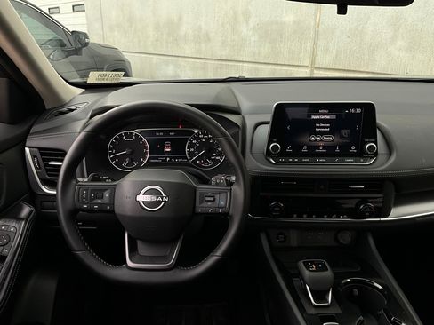 Used 2025 Nissan Rogue SV image 14