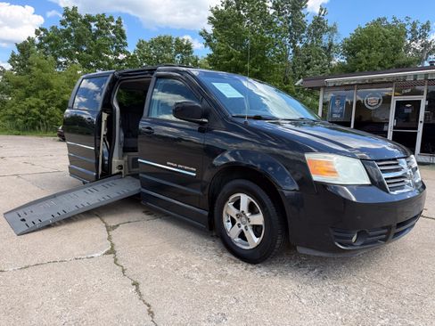 Used 2009 Dodge Grand Caravan SXT w/ Trailer Tow Group FWD image 1