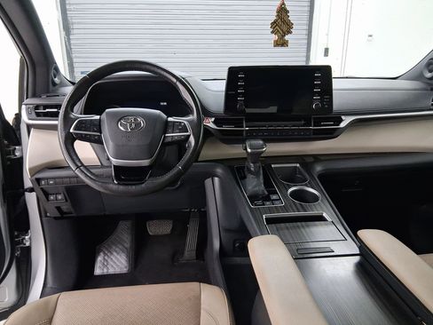 Used 2021 Toyota Sienna Limited image 4