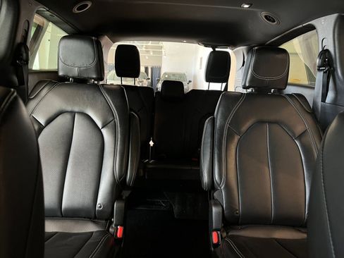 Used 2025 Chrysler Pacifica Select image 39