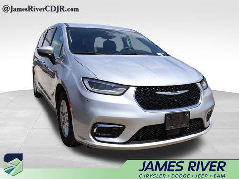Used 2023 Chrysler Pacifica Touring-L FWD image 9