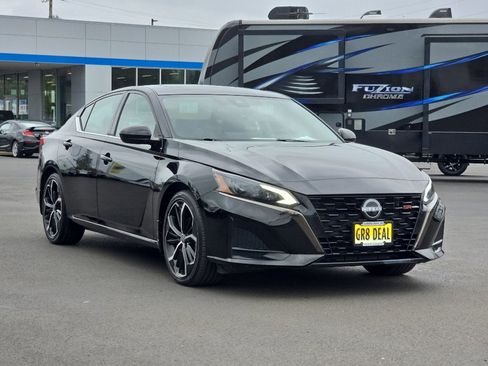 Used 2023 Nissan Altima 2.5 SR w/ SR Premium Package FWD image 2