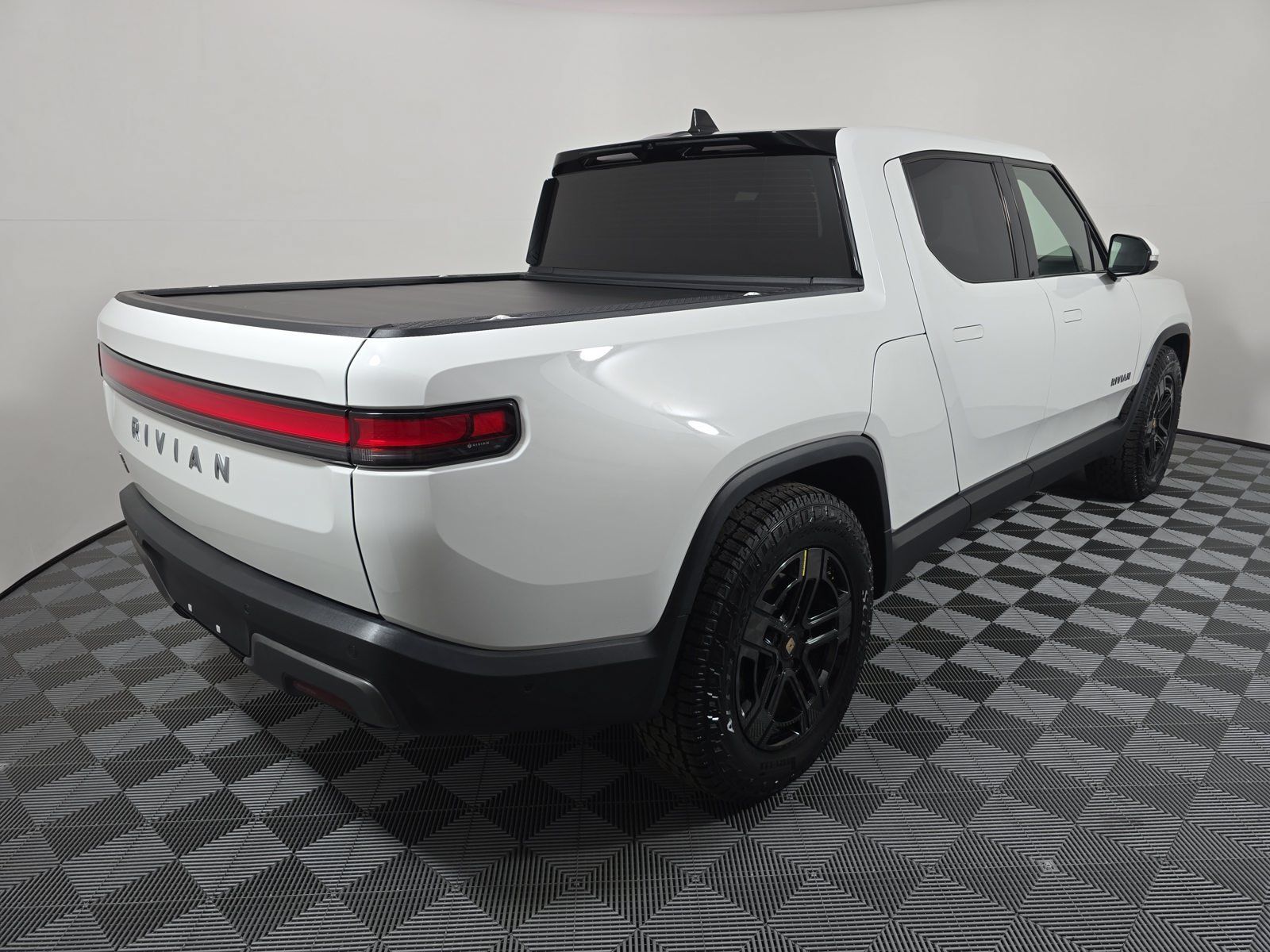 Used 2023 Rivian R1T Adventure Dual AWD/4WD image 5