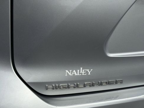Used 2022 Toyota Highlander LE FWD image 29