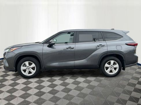 Used 2024 Toyota Highlander LE AWD/4WD image 2
