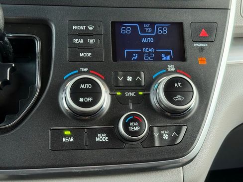 Used 2017 Toyota Sienna LE FWD image 37