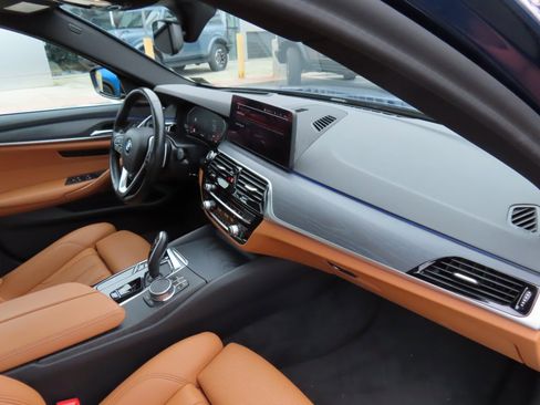 Used 2021 BMW 530i xDrive w/ Premium Package image 18