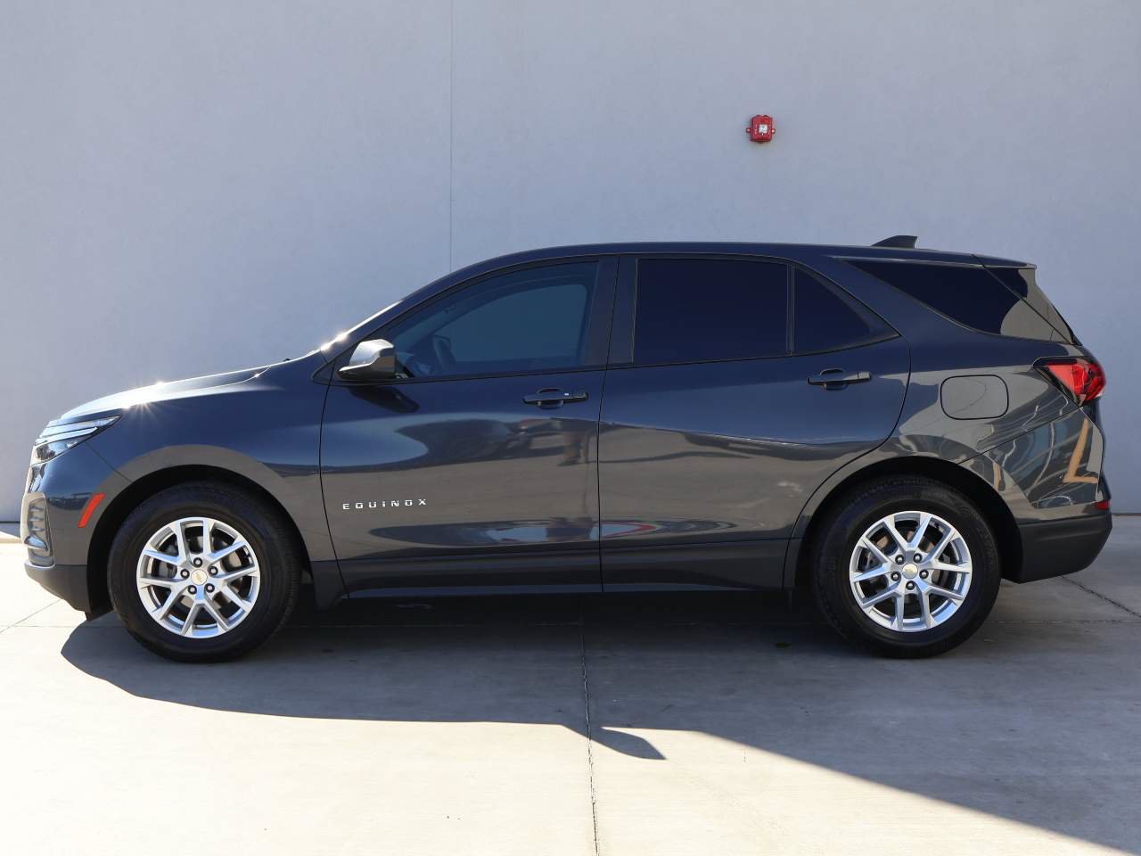 Used 2022 Chevrolet Equinox LS w/ LS Convenience Package FWD image 2