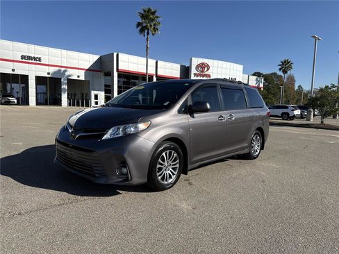 Certified 2020 Toyota Sienna XLE image 1