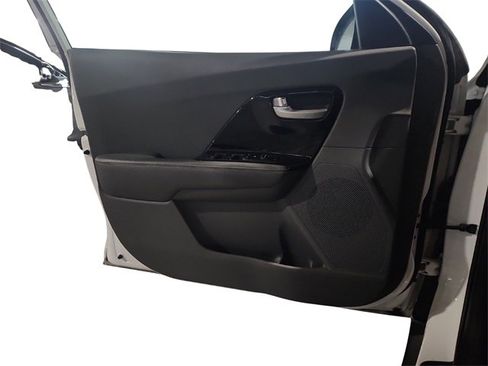 Used 2022 Kia Niro LXS image 17