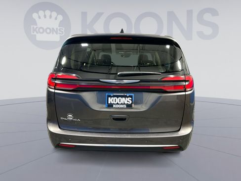 Used 2023 Chrysler Pacifica Touring-L image 5