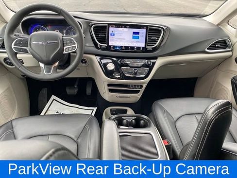 Used 2024 Chrysler Pacifica Touring-L FWD image 5