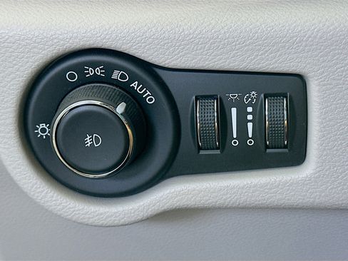 Used 2019 Chrysler Pacifica Touring-L Plus w/ Advanced Safetytec Group FWD image 17