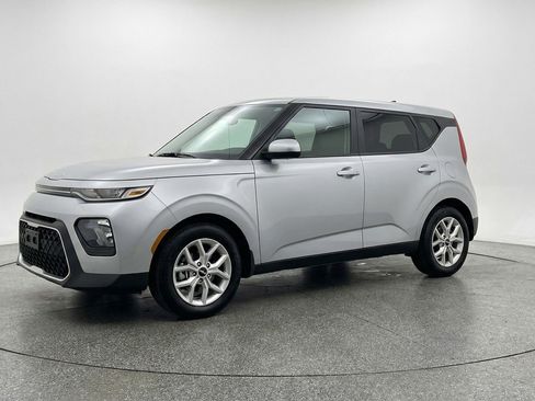 Used 2025 Kia Soul LX w/ LX Technology Package FWD image 3