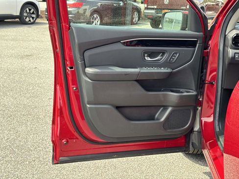 Certified 2025 Honda Pilot EX-L image 18