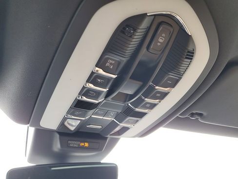 Used 2025 Porsche Macan image 38