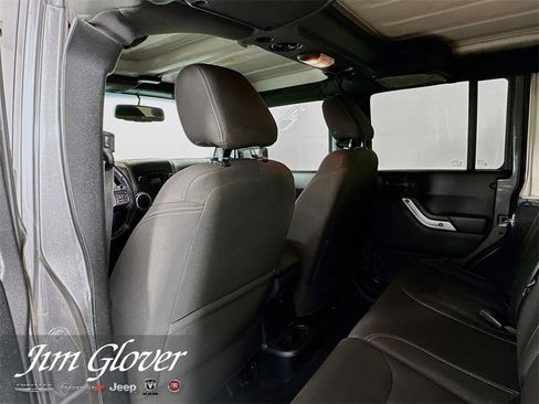 Used 2017 Jeep Wrangler Unlimited Sahara w/ Connectivity Group image 17