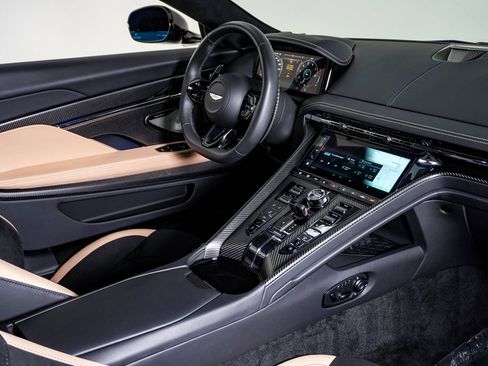 Used 2025 Aston Martin DB12 Coupe RWD image 16
