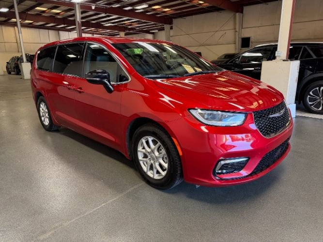 Used 2025 Chrysler Pacifica Select FWD image 5