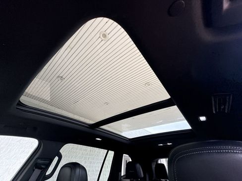 Certified 2025 Buick Enclave Avenir AWD/4WD image 19