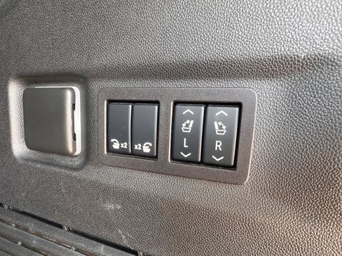 Used 2024 GMC Yukon XL SLT w/ SLT Luxury Package AWD/4WD image 29