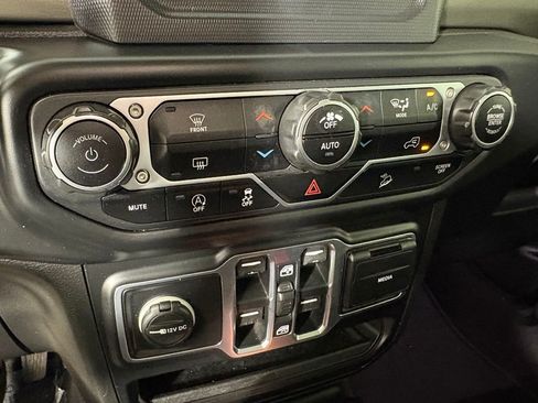 Used 2020 Jeep Wrangler Unlimited Sahara AWD/4WD image 32