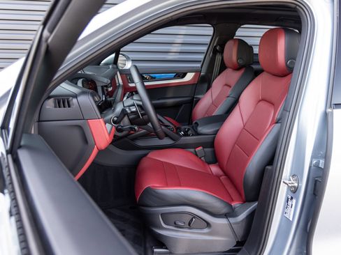 Used 2025 Porsche Cayenne AWD/4WD image 5