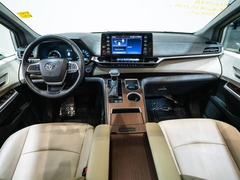 Used 2024 Toyota Sienna XLE FWD image 14