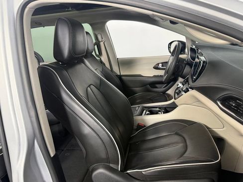 Used 2024 Chrysler Pacifica Limited FWD image 30