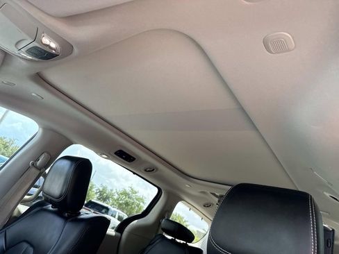 Used 2023 Chrysler Pacifica Touring-L w/ Uconnect Theater Family Group FWD image 27