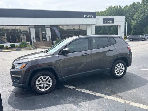 Used 2018 Jeep Compass Sport w/ Tech Group FWD image 4
