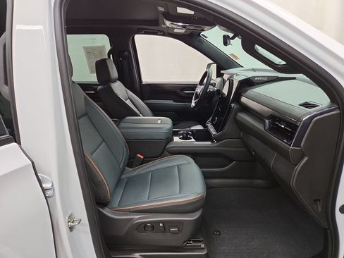 Used 2025 GMC Yukon XL AT4 w/ AT4 Premium Package AWD/4WD image 12