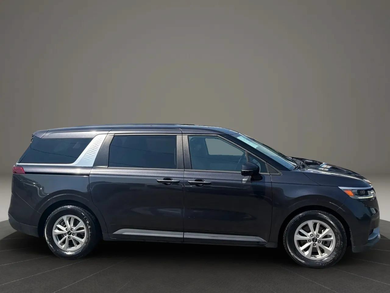 Used 2022 Kia Carnival LX FWD image 6