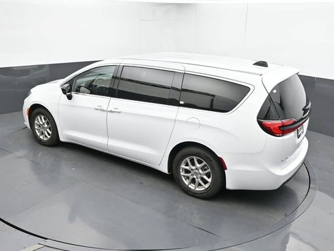 Used 2025 Chrysler Pacifica Select FWD image 37