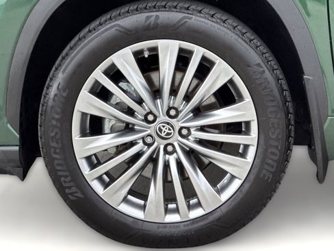 Used 2024 Toyota Highlander Platinum image 10