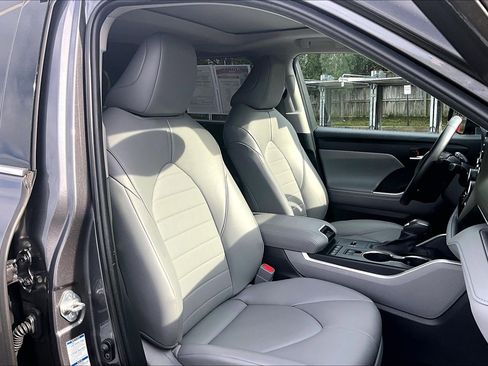 Used 2022 Toyota Highlander XLE image 7