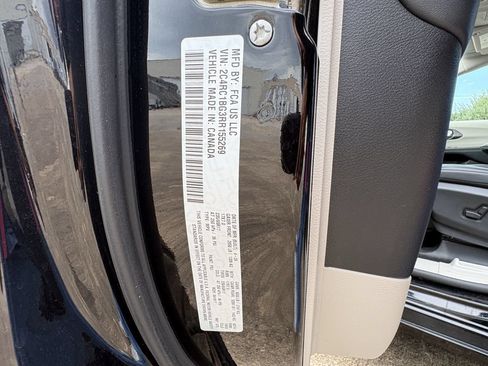 Used 2024 Chrysler Pacifica Touring-L FWD image 28