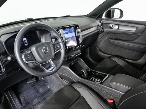 Certified 2025 Volvo XC40 B5 Plus image 6