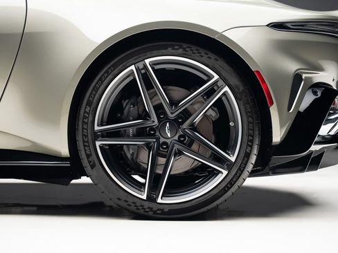 Used 2025 Aston Martin V8 Vantage Coupe RWD image 21
