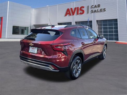 Used 2025 Chevrolet Trax LT w/ LT Convenience Package image 6