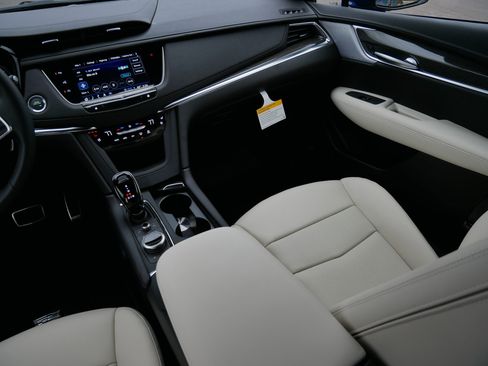 New 2026 Cadillac XT5 Sportv w/ LPO, Floor Liner Package image 9