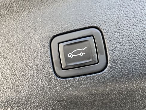 Used 2024 GMC Yukon XL Denali w/ Advanced Technology Package image 38