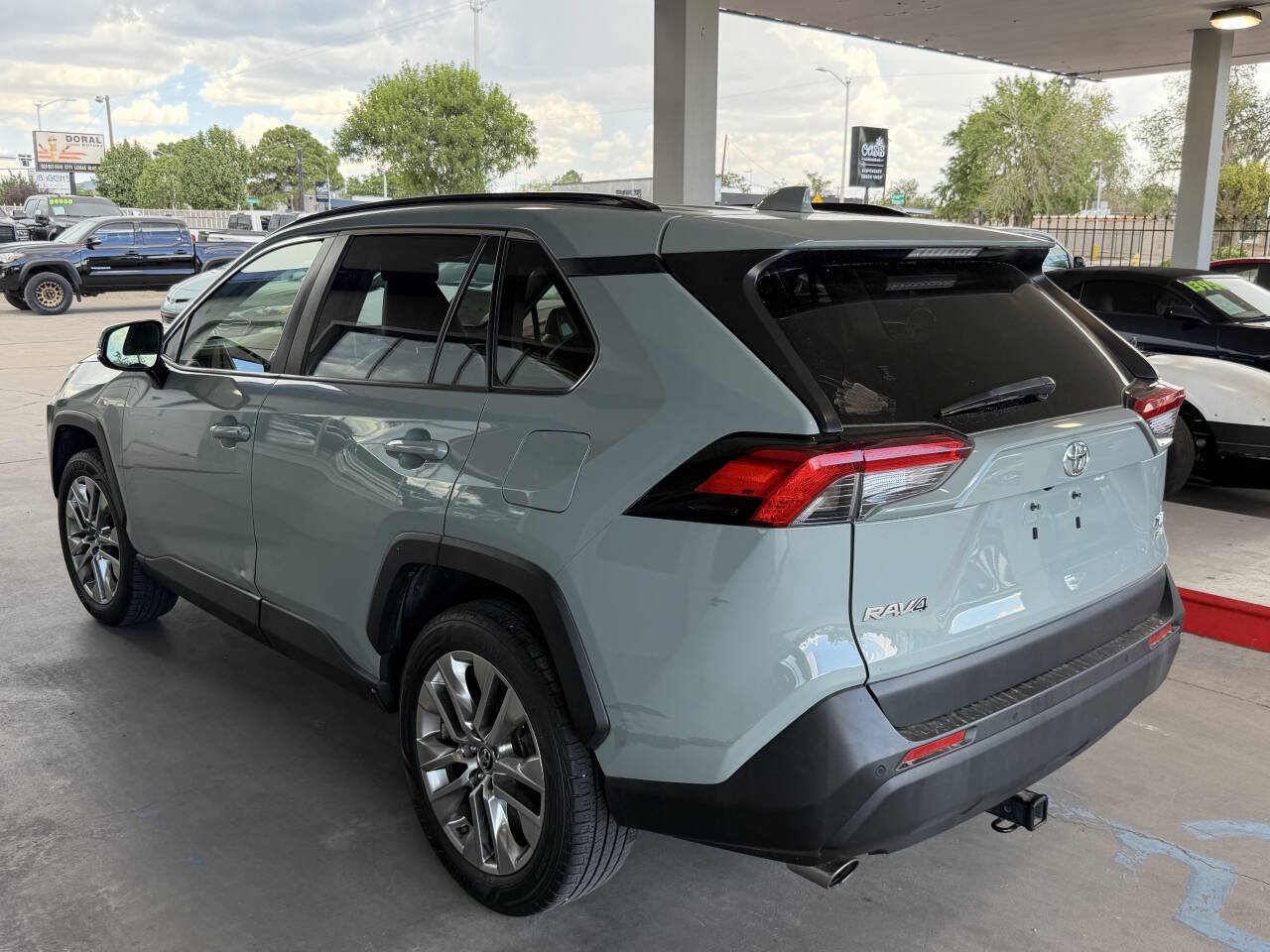 Used 2019 Toyota RAV4 XLE Premium w/ Advanced Technology Package AWD/4WD image 4