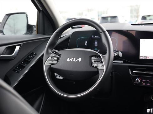Used 2024 Kia Niro EX Touring image 10