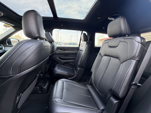 Used 2025 Jeep Grand Cherokee L Limited w/ Luxury Tech Group II image 21