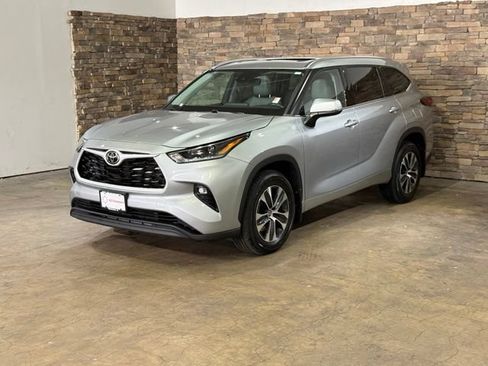 Used 2021 Toyota Highlander XLE AWD/4WD image 5